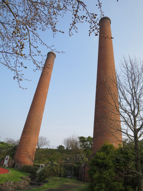 写真2_三井田川鉱業所伊田竪坑第1,2煙突